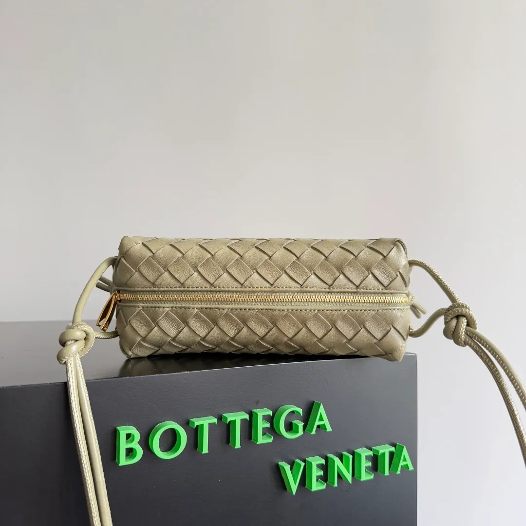 Batch 1260 𝗕𝗼𝘁𝘁𝗲𝗴𝗮 𝗩𝗲𝗻𝗲𝘁𝗮———— The latest version of the loop camera bag💥 at BV’s King of Cost-Effectiveness counter, large woven texture➕As always, ultra-high-quality lambskin, with zippers and adjustable drawstrings, it is especially suitable for the belly💫It can hold anything, and it is very light in weight, suitable for🈴️girls of all ages, size: 22*15*8cm, style number: 680255